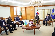 한덕수 국무총리가 5일 서울 종로구 정부서울청사에서 압둘카데르 카밀 모하메드(Abdoulkader Kamil Mohamed) 지부티 총리와 양자회담을 하고 있다.