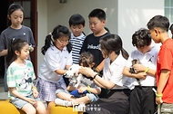 김건희 여사가 5일 서울 용산어린이정원에서 열린 ‘어린이 환경·생태 교육관’ 개관 행사에서 어린이들에게 반려견 새롬이와 새끼 고양이들을 소개하고 있다. 