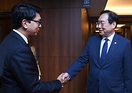 정인교 산업통상자원부 통상교섭본부장이 4일 
 서울 소공동 롯데호텔에서 안드리 니리나 라주엘리나(Andry Nirina Rajoelina) 마다가스카르 대통령과 인사를 나누고 있다.