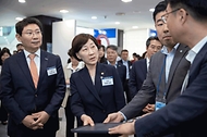 한화진 환경부 장관이 5일 경기 용인시 용인포은아트홀에서 열린 ‘제29회 환경의 날’ 기념식에 참석해 이상일 용인특례시장과 홍보부스를 관람하고 있다. 