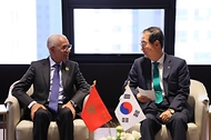 한덕수 국무총리가 4일 경기도 고양시 현대모터스 스튜디오에서에서 라시드 탈비 알라미(Rachid Talbi Alami) 모로코 하원의장과 면담하고 있다.