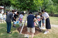 김건희 여사가 5일 서울 용산어린이정원에서 열린 ‘어린이 환경·생태 교육관’ 개관 행사에서 지난해 방한한 제인구달 박사가 식수한 산사나무에 물을 주고 있다. 