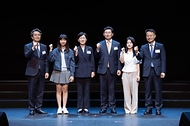 한화진 환경부 장관이 5일 경기 용인시 용인포은아트홀에서 열린 ‘제29회 환경의 날’ 기념식에서 이상일 용인특례시장, 조홍식 기후환경대사, 신진수 한국환경보전원장 등 참석자들과 기념 촬영을 하고 있다. 