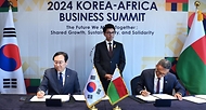 정인교 산업통상자원부 통상교섭본부장이 4일 
 서울 소공동 롯데호텔에서 열린 한-마다가스카르 핵심광물 MOU 체결식에서 안드리 니리나 라주엘리나(Andry Nirina Rajoelina) 마다가스카르 대통령을 비롯한 정부 대표단과 서명식을 하고 있다.
