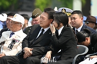 윤석열 대통령과 김건희 여사가 6일 서울 동작구 국립서울현충원에서 열린 ‘제69회 현충일 추념식’에서 대화하고 있다. 