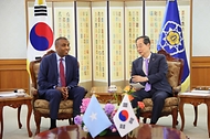 한덕수 국무총리가 5일 서울 종로구 정부서울청사에서 함자 압디 바레(Hamza Abdi Barre) 소말리아 총리와 회담하고 있다. 