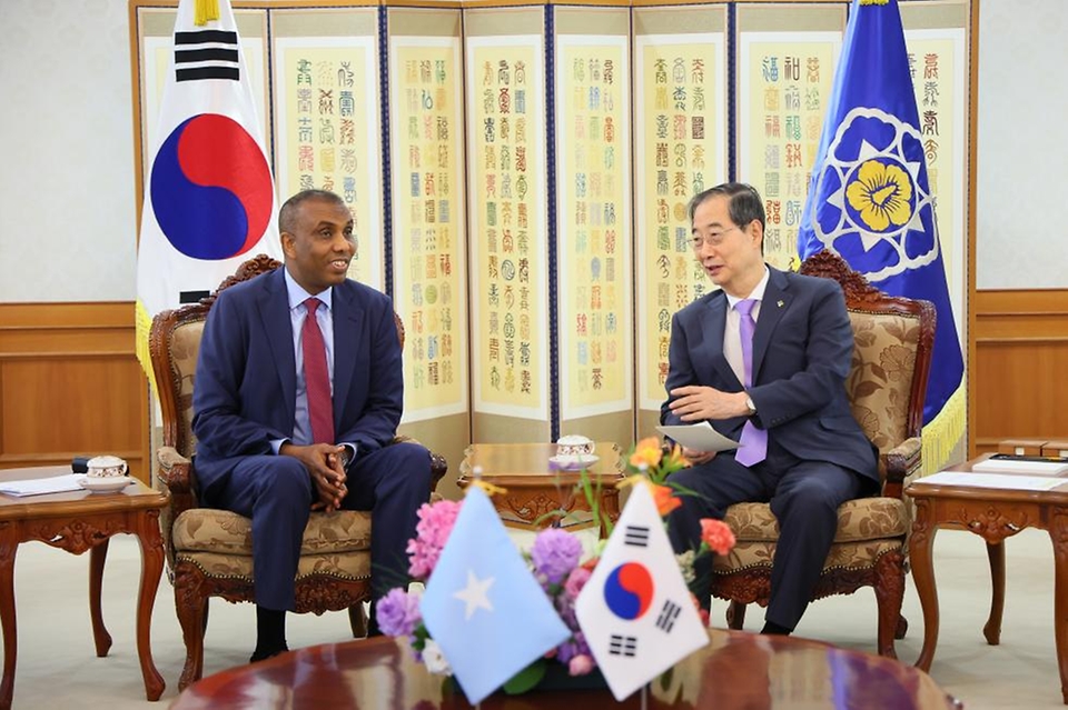 한덕수 국무총리가 5일 서울 종로구 정부서울청사에서 함자 압디 바레(Hamza Abdi Barre) 소말리아 총리와 회담하고 있다. 