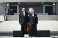 윤석열 대통령이 6일 서울 동작구 국립서울현충원에서 열린 ‘제69회 현충일 추념식’에서 6.25 참전 무공수훈자인 고 김중태 하사의 유족에게 국가유공자 증서를 수여한 뒤 기념 촬영을 하고 있다. 