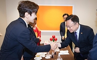 조규홍 보건복지부 장관이 3일(월) 오후 사랑의열매 사회복지공동모금회에서 열린 ‘희망여름 착!착!착! 나눔캠페인’ 출범식에서 참석자들과 인사를 나누고 있다.