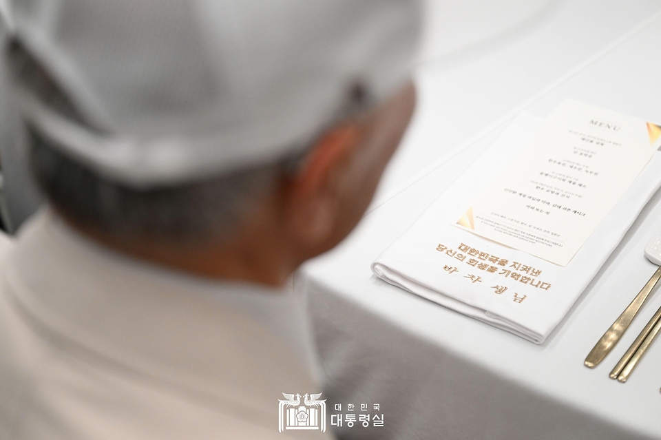 6일 청와대 영빈관에서 열린 국가유공자 및 보훈가족 초청 오찬 테이블에 참석자의 이름을 수놓은 냅킨이 놓여 있다. 