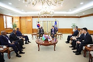 한덕수 국무총리가 5일 서울 종로구 정부서울청사에서 압둘카데르 카밀 모하메드(Abdoulkader Kamil Mohamed) 지부티 총리와 양자회담을 하고 있다.