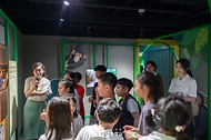 김건희 여사가 5일 서울 용산어린이정원에서 열린 ‘어린이 환경·생태 교육관’ 개관 행사에서 환화진 환경부 장관 및 어린이들과 교육관 내부를 관람하고 있다.