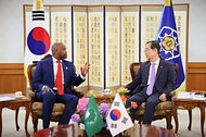 한덕수 국무총리가 5일 서울 종로구 정부서울청사에서 웸켈레 케베츠웨 메네(Wamkele Keabetswe Mene) 아프리카대륙자유무역지대(AfCFTA) 사무총장을 접견하고 있다.