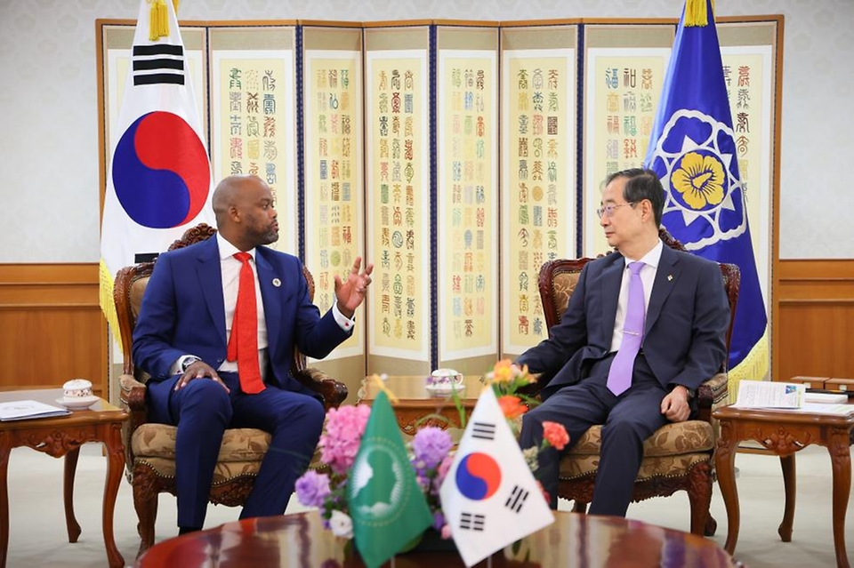 한덕수 국무총리가 5일 서울 종로구 정부서울청사에서 웸켈레 케베츠웨 메네(Wamkele Keabetswe Mene) 아프리카대륙자유무역지대(AfCFTA) 사무총장을 접견하고 있다.