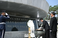 윤석열 대통령이 6일 서울 동작구 국립서울현충원에서 열린 ‘제69회 현충일 추념식’에서 현충탑을 참배하며 분향하고 있다. 