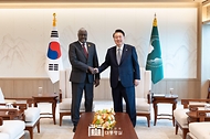 윤석열 대통령이 5일 서울 용산 대통령실에서 무사 파키 마하맛(Moussa Faki Mahamat) 아프리카연합(AU) 집행위원장과 악수하며 기념 촬영을 하고 있다.