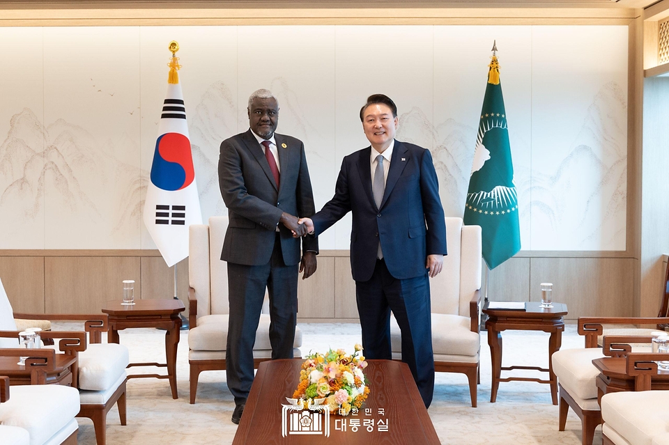 윤석열 대통령이 5일 서울 용산 대통령실에서 무사 파키 마하맛(Moussa Faki Mahamat) 아프리카연합(AU) 집행위원장과 악수하며 기념 촬영을 하고 있다.