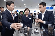 한화진 환경부 장관이 5일 경기 용인시 용인포은아트홀에서 열린 ‘제29회 환경의 날’ 기념식에 참석해 이상일 용인특례시장과 홍보부스를 관람하고 있다. 
