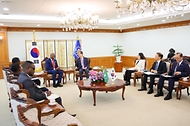 한덕수 국무총리가 5일 서울 종로구 정부서울청사에서 웸켈레 케베츠웨 메네(Wamkele Keabetswe Mene) 아프리카대륙자유무역지대(AfCFTA) 사무총장을 접견하고 있다.