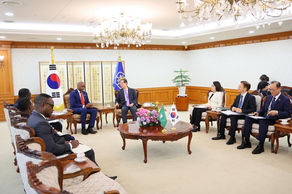 한덕수 국무총리가 5일 서울 종로구 정부서울청사에서 웸켈레 케베츠웨 메네(Wamkele Keabetswe Mene) 아프리카대륙자유무역지대(AfCFTA) 사무총장을 접견하고 있다.