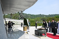 김건희 여사가 6일 서울 동작구 국립서울현충원에서 열린 ‘제69회 현충일 추념식’에서 현충탑을 참배하며 분향하고 있다. 