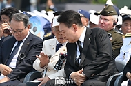 윤석열 대통령이 6일 서울 동작구 국립서울현충원에서 열린 ‘제69회 현충일 추념식’에서 박명호 참전유공자와 대화하고 있다.