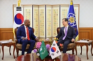 한덕수 국무총리가 5일 서울 종로구 정부서울청사에서 웸켈레 케베츠웨 메네(Wamkele Keabetswe Mene) 아프리카대륙자유무역지대(AfCFTA) 사무총장을 접견하고 있다.