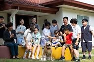 한화진 환경부 장관이 5일 서울 용산어린이정원에서 열린 ‘어린이 환경·생태 교육관’ 개관 행사에서 어린이들이 새끼 고양이들과 노는 모습을 보고 있다.