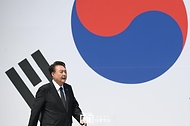윤석열 대통령이 6일 서울 동작구 국립서울현충원에서 열린 ‘제69회 현충일 추념식’에서 추념사를 마친 뒤 자리로 돌아가고 있다.