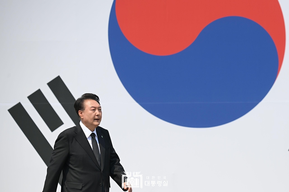 윤석열 대통령이 6일 서울 동작구 국립서울현충원에서 열린 ‘제69회 현충일 추념식’에서 추념사를 마친 뒤 자리로 돌아가고 있다.