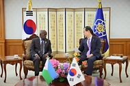 한덕수 국무총리가 5일 서울 종로구 정부서울청사에서 압둘카데르 카밀 모하메드(Abdoulkader Kamil Mohamed) 지부티 총리와 양자회담을 하고 있다.