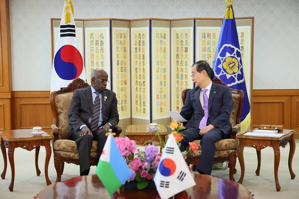 한덕수 국무총리가 5일 서울 종로구 정부서울청사에서 압둘카데르 카밀 모하메드(Abdoulkader Kamil Mohamed) 지부티 총리와 양자회담을 하고 있다.