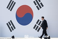윤석열 대통령이 6일 서울 동작구 국립서울현충원에서 열린 ‘제69회 현충일 추념식’에서 추념사를 마친 뒤 자리로 돌아가고 있다.