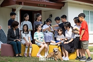김건희 여사가 5일 서울 용산어린이정원에서 열린 ‘어린이 환경·생태 교육관’ 개관 행사에서 어린이들에게 반려견 새롬이와 새끼 고양이들을 소개하고 있다. 