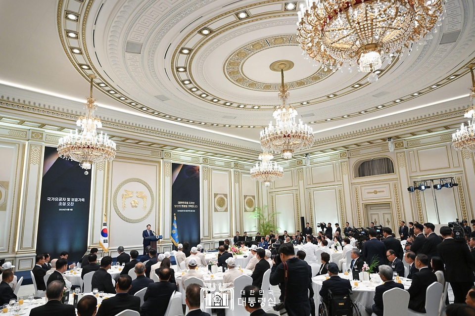 윤석열 대통령이 6일 청와대 영빈관에서 열린 국가유공자 및 보훈가족 초청 오찬에서 인사말을 하고 있다. 