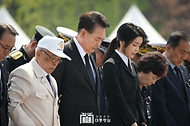 윤석열 대통령과 김건희 여사가 6일 서울 동작구 국립서울현충원에서 열린 ‘제69회 현충일 추념식’에서 순국 선열과 호국 영령에 대한 묵념을 하고 있다. 