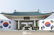 윤석열 대통령이 6일 서울 동작구 국립서울현충원에서 열린 ‘제69회 현충일 추념식’에서 국가유공자 증서를 수여하고 있다.