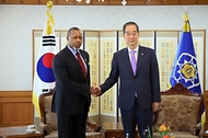 한덕수 국무총리가 5일 서울 종로구 정부서울청사에서 살로스 클라우스 칠리마(Saulos Klaus Chilima) 말라위 부통령과 악수하며 기념 촬영을 하고 있다.