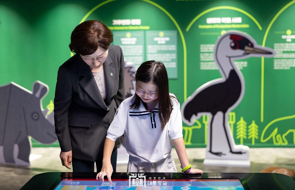 한화진 환경부 장관이 5일 서울 용산어린이정원에서 열린 ‘어린이 환경·생태 교육관’ 개관 행사에서 분리수거 배출을 통한 환경실천 게임을 어린이와 체험하고 있다.