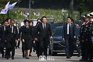윤석열 대통령과 김건희 여사가 6일 서울 동작구 국립서울현충원에서 열린 ‘제69회 현충일 추념식’에 입장하고 있다.