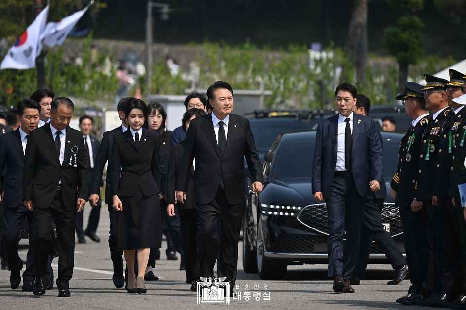 윤석열 대통령과 김건희 여사가 6일 서울 동작구 국립서울현충원에서 열린 ‘제69회 현충일 추념식’에 입장하고 있다.