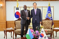 한덕수 국무총리가 5일 서울 종로구 정부서울청사에서 압둘카데르 카밀 모하메드(Abdoulkader Kamil Mohamed) 지부티 총리와 양자회담에 앞서 악수하며 기념 촬영을 하고 있다.