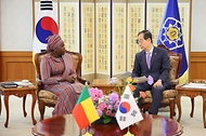 한덕수 국무총리가 5일 서울 종로구 정부서울청사에서 마리암 차브이 탈라타 (Mariam Chabi Talata) 베냉 부통령과 양자회담을 하고 있다.