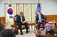 한덕수 국무총리가 5일 서울 종로구 정부서울청사에서 살로스 클라우스 칠리마(Saulos Klaus Chilima) 말라위 부통령과 양자회담을 하고 있다. 