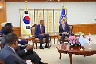 한덕수 국무총리가 5일 서울 종로구 정부서울청사에서 함자 압디 바레(Hamza Abdi Barre) 소말리아 총리와 회담하고 있다. 