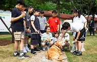 어린이들이 5일 서울 용산어린이정원에서 열린 ‘어린이 환경·생태 교육관’ 개관 행사에서 김건희 여사의 반려견 새롬이를 쓰다듬고 있다.