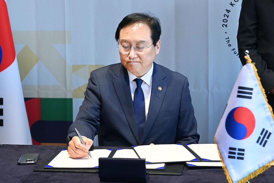 정인교 산업통상자원부 통상교섭본부장이 4일 
 서울 소공동 롯데호텔에서 열린 한-마다가스카르 핵심광물 MOU 체결식에서 안드리 니리나 라주엘리나(Andry Nirina Rajoelina) 마다가스카르 대통령을 비롯한 정부 대표단과 서명식을 하고 있다.