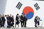 윤석열 대통령과 김건희 여사가 6일 서울 동작구 국립서울현충원에서 열린 ‘제69회 현충일 추념식’에서 현충탑을 참배 후 자리로 이동하고 있다. 