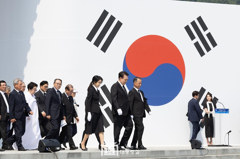 윤석열 대통령과 김건희 여사가 6일 서울 동작구 국립서울현충원에서 열린 ‘제69회 현충일 추념식’에서 현충탑을 참배 후 자리로 이동하고 있다. 