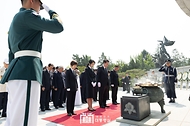 윤석열 대통령과 김건희 여사가 6일 서울 동작구 국립서울현충원에서 열린 ‘제69회 현충일 추념식’에서 현충탑을 참배하고 있다.
